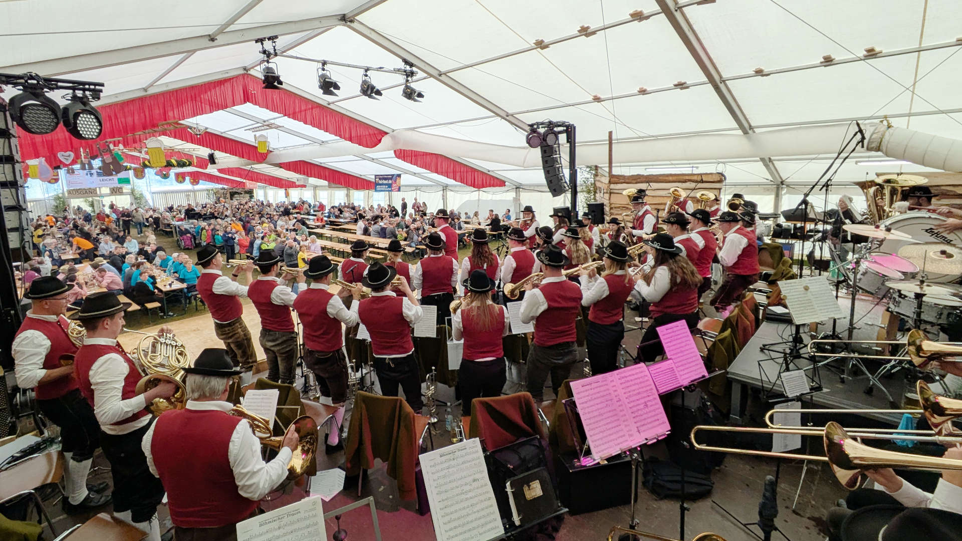 Trachtenkapelle Oberteuringen auf der Bühne beim Fest in Wissgoldingen