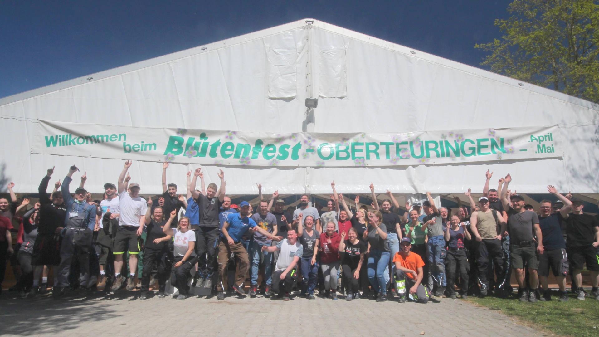 Blütenfest-Aufbau-Team vor dem Festzelt